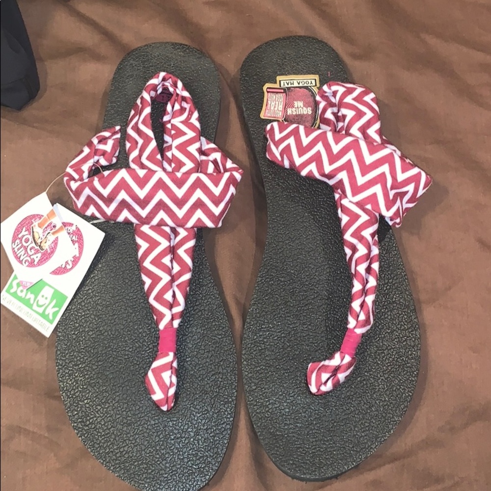 Ladies Yoga Mat Sanuk Sandals Size 9 NWT Maroon